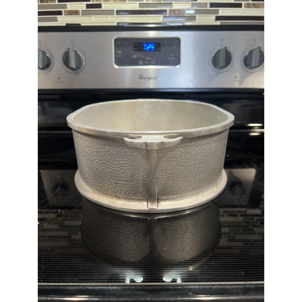Vintage Guardian Service Ware Roaster Hammered Dutch Oven (no lid) - Picture 2 of 6
